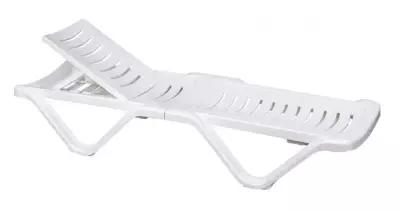 Шезлонг пластиковый Альтернатива М3563, белого цвета, комплект из 2х шезлонгов с матрасами, 192х62х32 см
