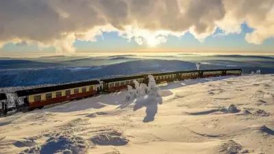 Картина на холсте 30x40 LinxOne "Поезд вагоны снег горизонт зима" интерьер для дома / декор на стену / дизайн