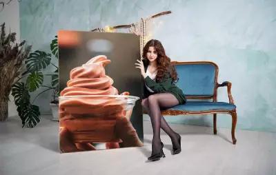 Картина на холсте 60x110 LinxOne "Мороженое, десерт, сладкий, рука" интерьер для дома / декор на стену / дизайн