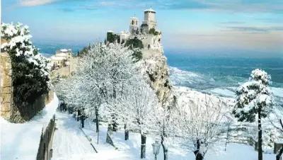 Картина на холсте 40x40 LinxOne "Италия снег деревья зима замок" интерьер для дома / декор на стену / дизайн