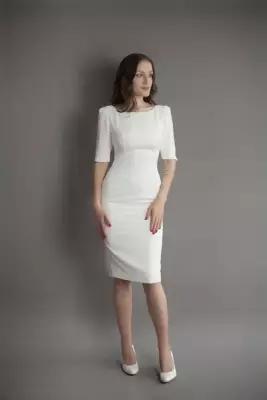 Белое короткое свадебное платье футляр длины миди с рукавом ¾ до локтя с оригинальной формой оката. Размер 40-170