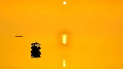 Картина на холсте 60x80 LinxOne "Небо лодка солнце море отражение" интерьер для дома / декор на стену / дизайн