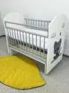 Кровать детская для новорожденного с принтом Дороти/ маятник, накладки Котик серый/белый