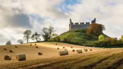 Картина на холсте 60x110 LinxOne "Scottish Borders Hume Castle сено" интерьерная для дома / на стену / на кухню / с подрамником