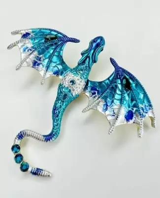Брошь значок металлическая, крупная брошка на булавке c драконом, голубая с белым брошь дракон с камнями, символ 2024 года, сувенир на новый 2024 год