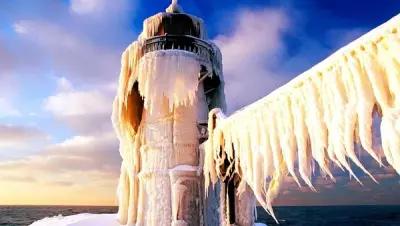 Картина на холсте 60x80 LinxOne "Небо маяк море лед зима" интерьер для дома / декор на стену / дизайн